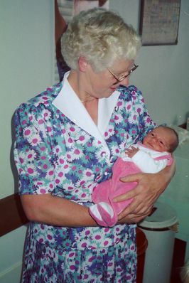 1991 Elfriede mit Enkelin Ella