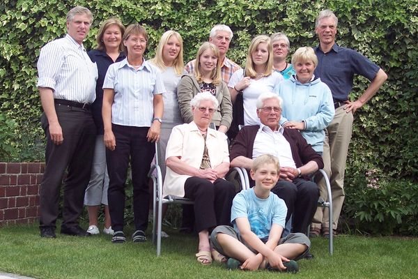 2007 Elfriede und Wendelin Kr&auml;mer, ihre Kinder mit den Partnern und den Enkelkindern